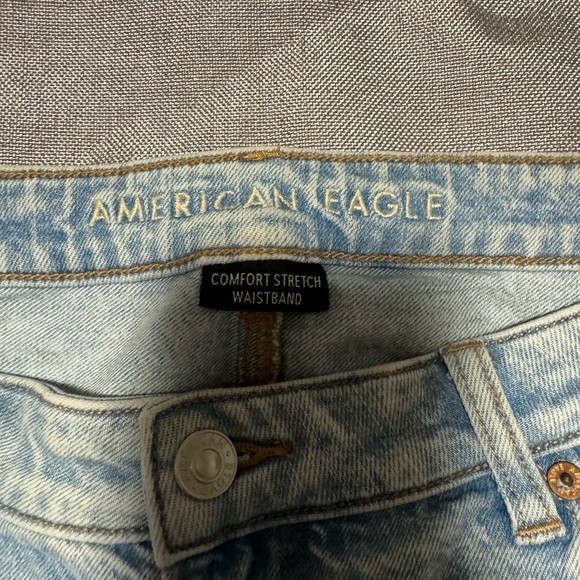 American Eagle Outfitters Light Blue Distressed Jeans - Picture 3 of 5